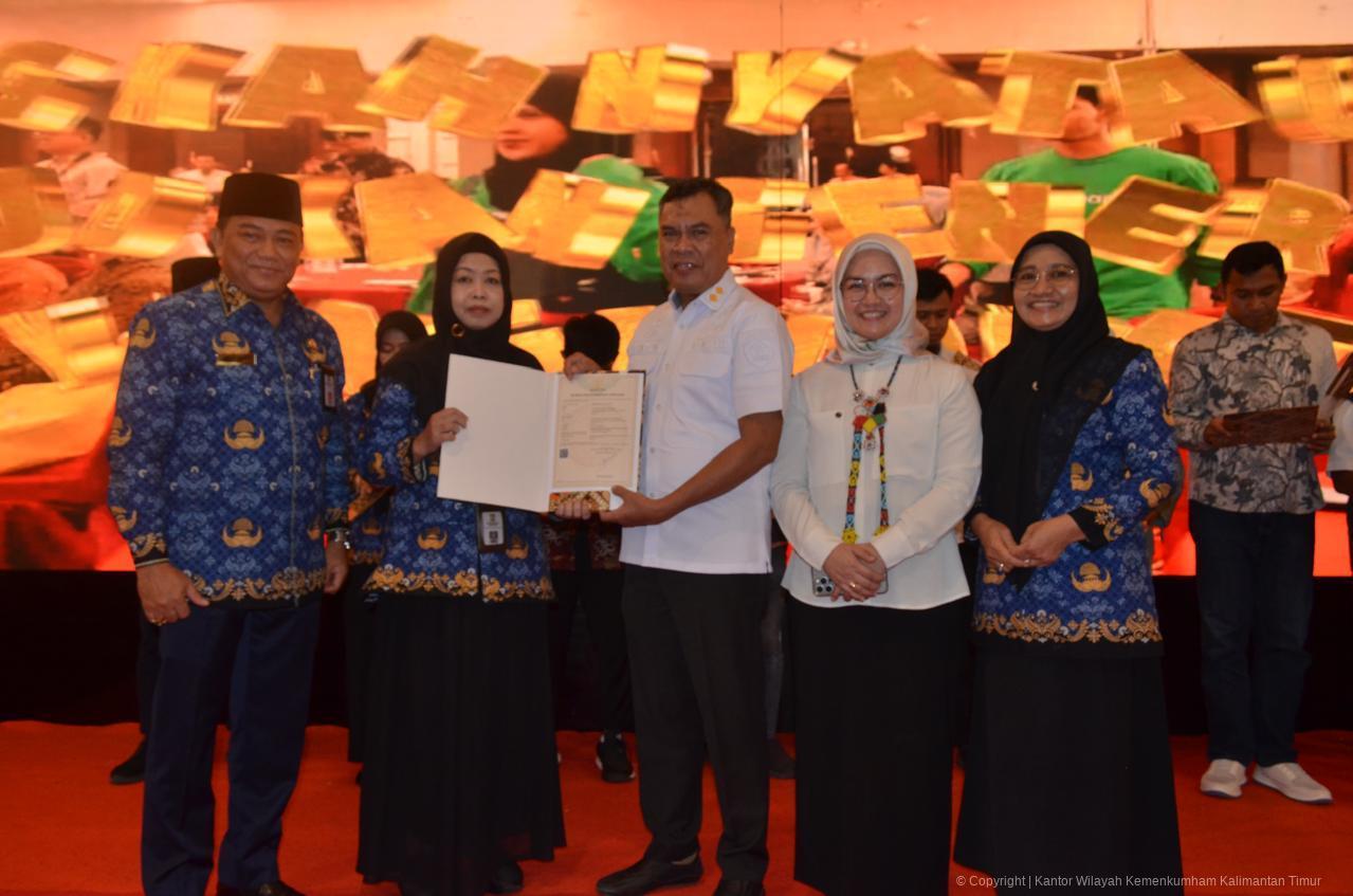 Kemenkum Kaltim Serahkan 15 Sertifikat Hak Cipta Krenova Balikpapan