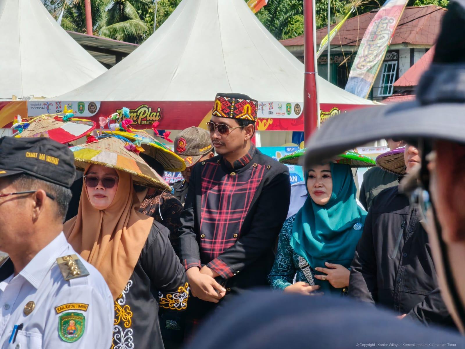 1. Menghadiri Perayaan Lom Plai