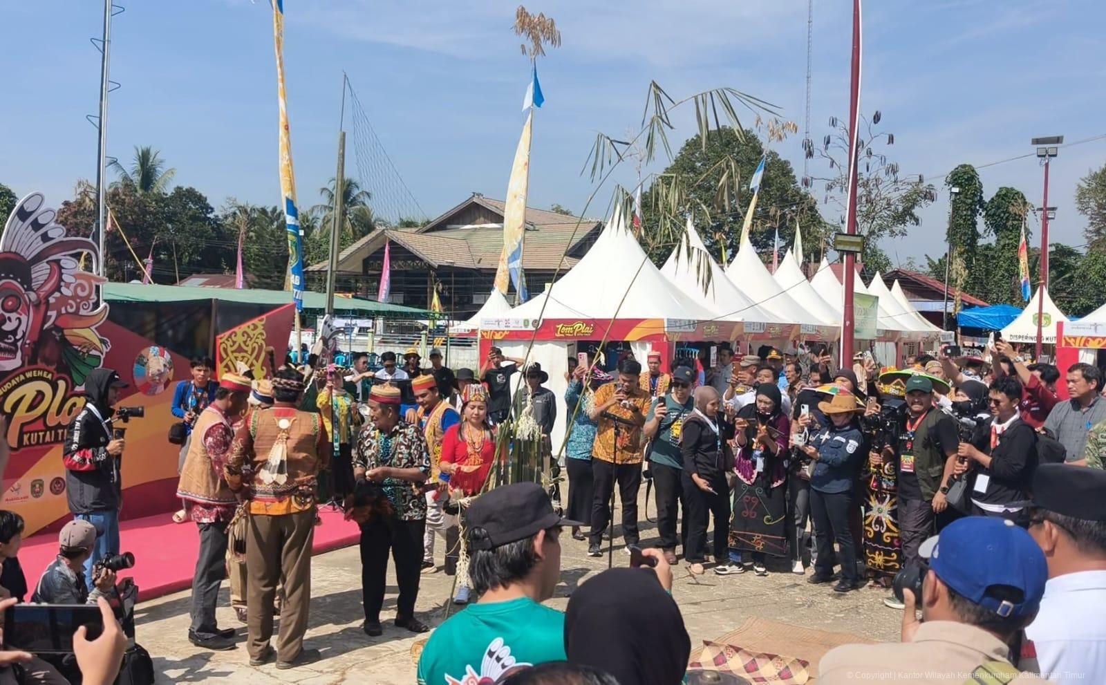 4. Menghadiri Perayaan Lom Plai