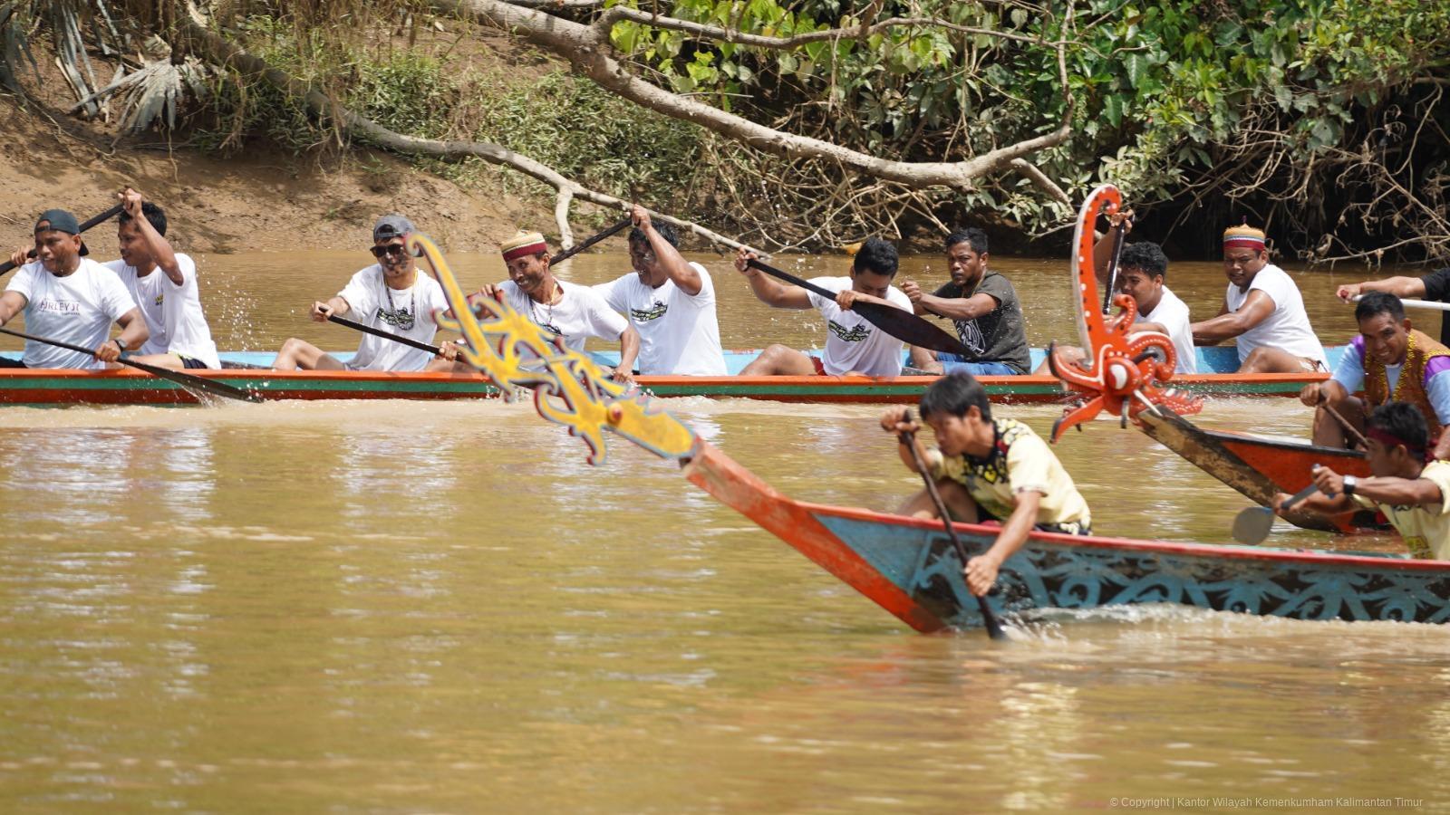 6. Menghadiri Perayaan Lom Plai
